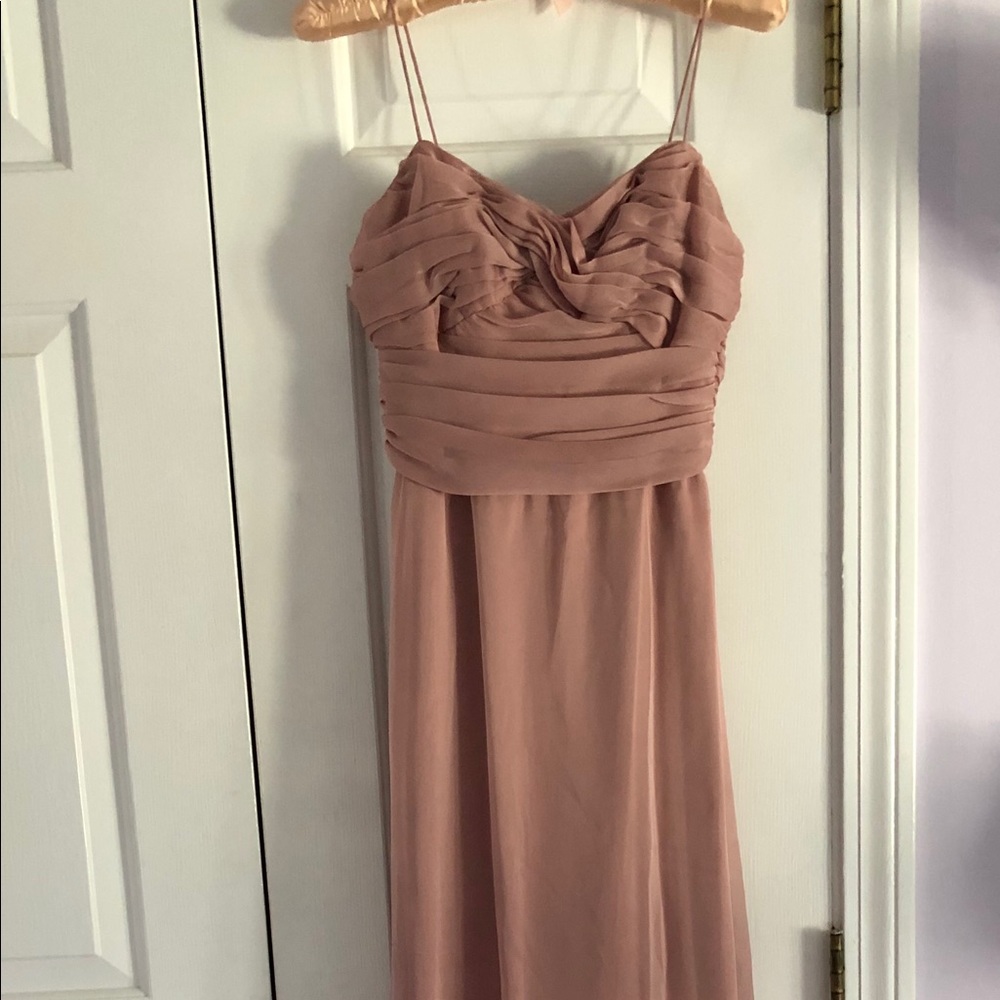 Vera Wang’s maids’s maxi dress in champagne color